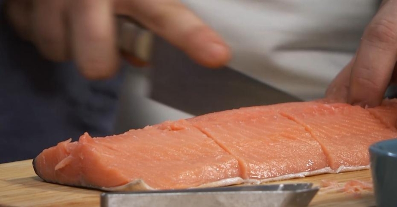 Лосось с соусом из оливок