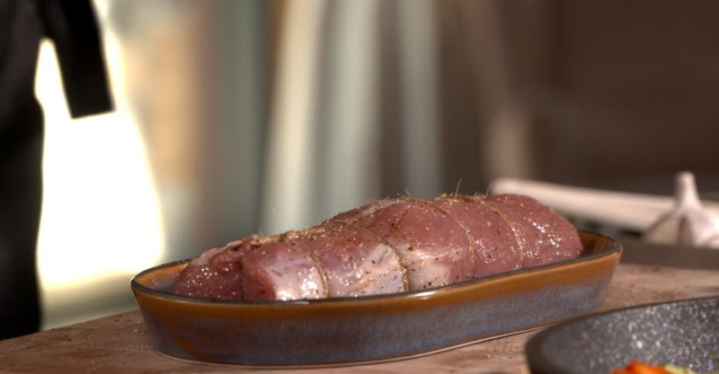 Телятина на салатных листьях