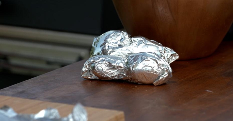 Стейк рибай с перечным соусом и салат с картофелем