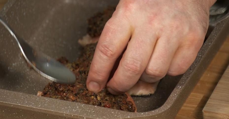 Лосось с соусом из оливок