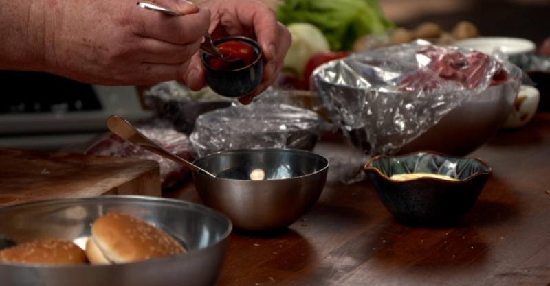 Бургеры с манго, оджахури и баранина с наршарабом