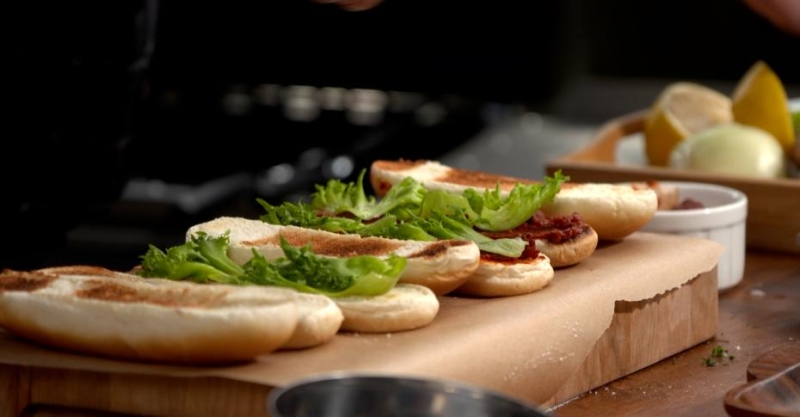 Лонгеры с кебабом и свиной «змейкой»