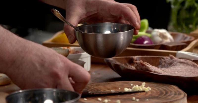 Лонгеры с кебабом и свиной «змейкой»