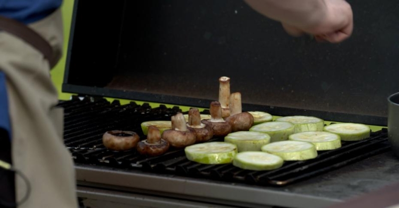 Стейк рибай с перечным соусом и салат с картофелем