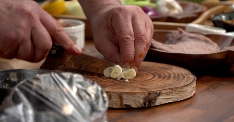 Лонгеры с кебабом и свиной «змейкой»