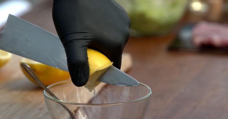 Стейк-сэндвич с «подушкой» из гуакамоле и салат