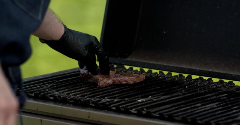 Стейк-сэндвич с «подушкой» из гуакамоле и салат
