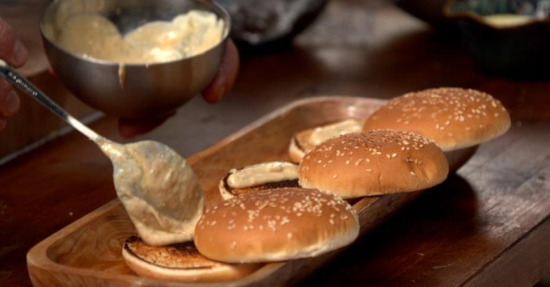 Бургеры с манго, оджахури и баранина с наршарабом