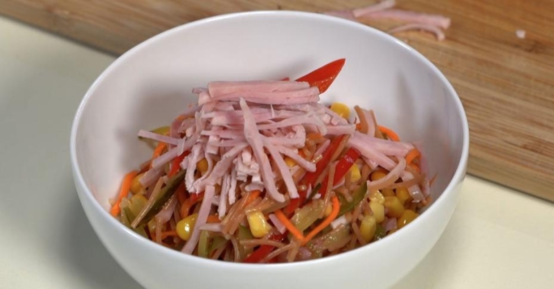 Салат с жареной вермишелью