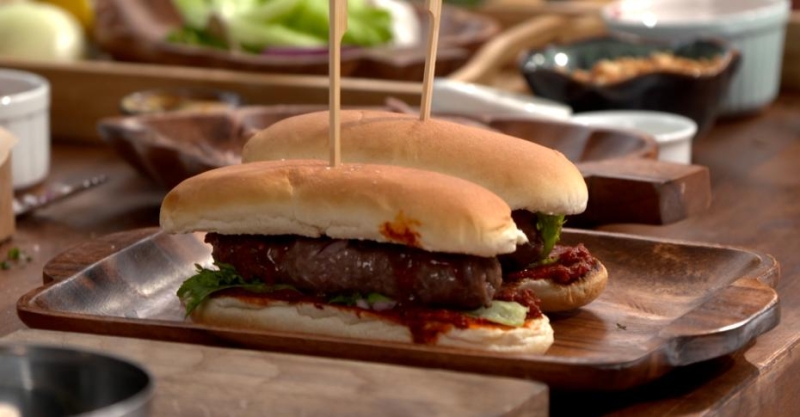 Лонгеры с кебабом и свиной «змейкой»