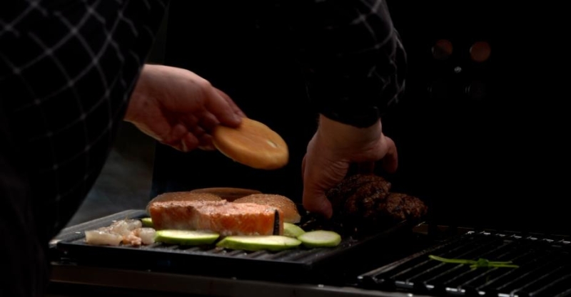 Бургер и «бабочка» из форели