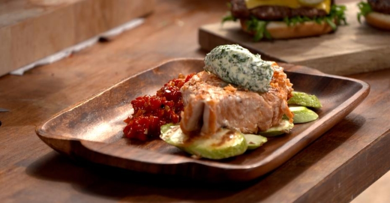 Бургер и «бабочка» из форели