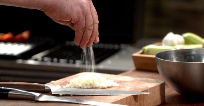 Бургер и «бабочка» из форели