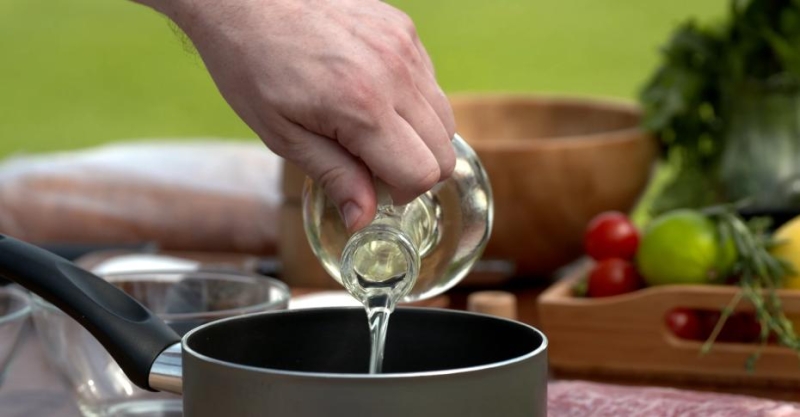 Стейк-сэндвич с «подушкой» из гуакамоле и салат