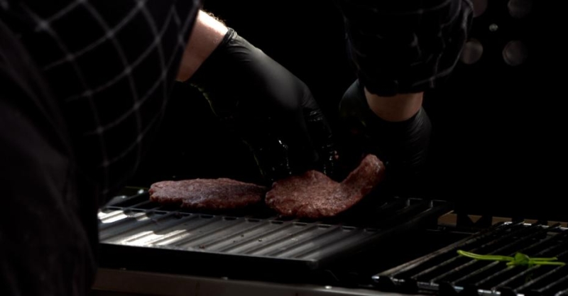 Бургер и «бабочка» из форели