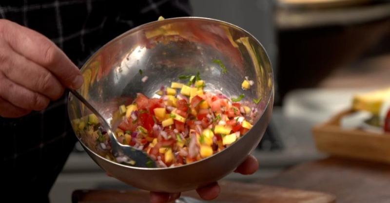 Бургеры с манго, оджахури и баранина с наршарабом