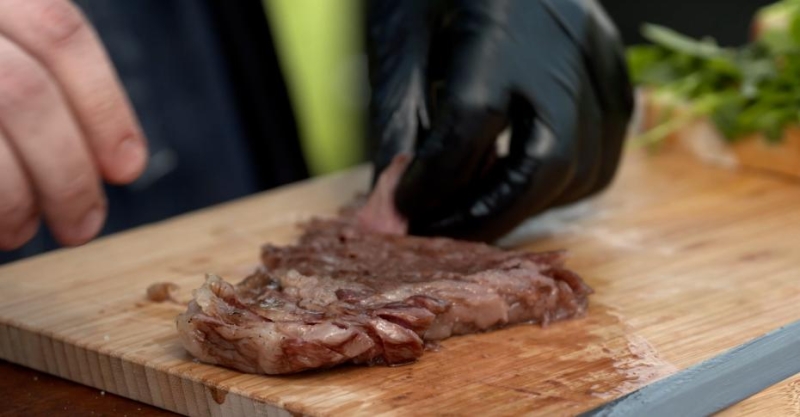 Стейк-сэндвич с «подушкой» из гуакамоле и салат