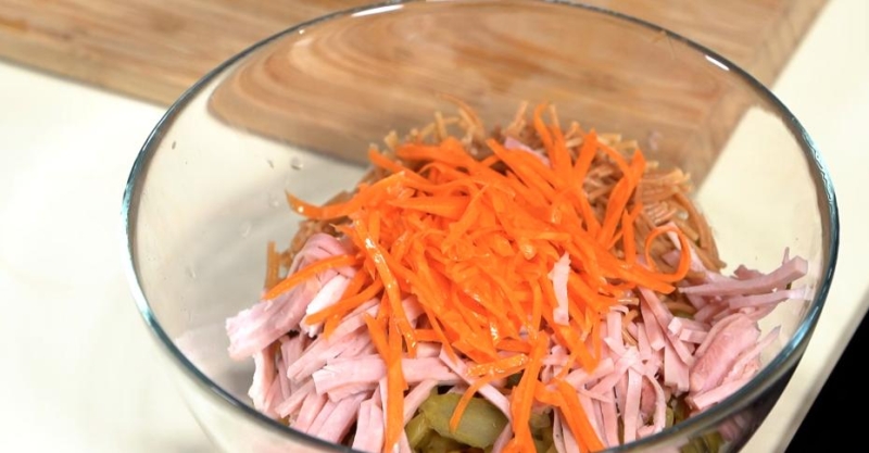 Салат с жареной вермишелью