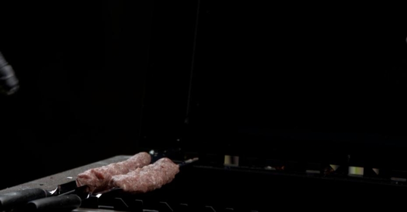 Лонгеры с кебабом и свиной «змейкой»