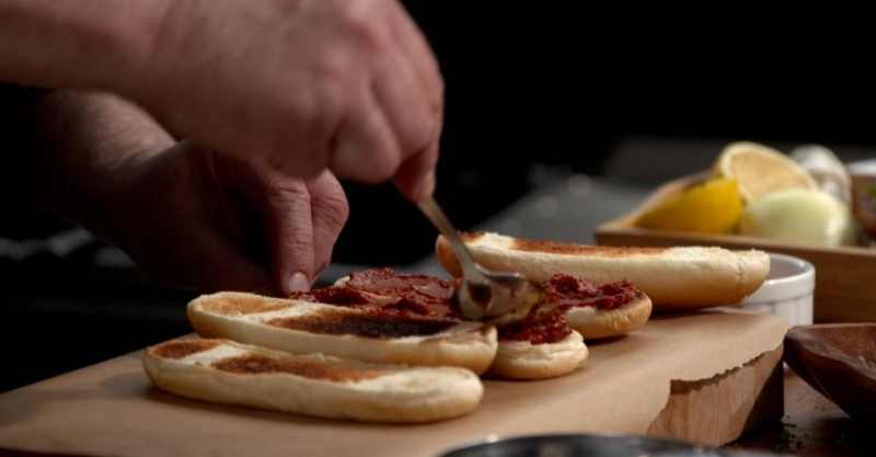 Лонгеры с кебабом и свиной «змейкой»