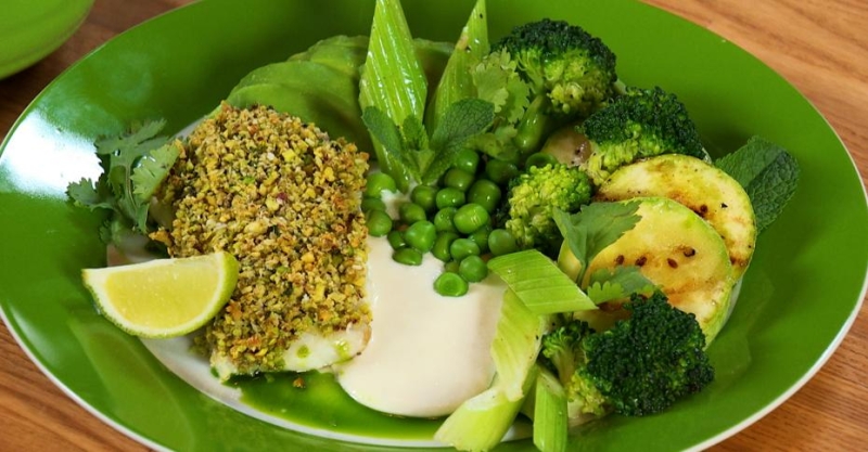 Белая рыба с фисташками и сливочным соусом с хреном