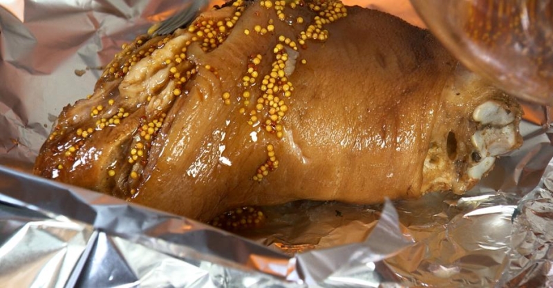 Свиная рулька в глазури с тушёной капустой