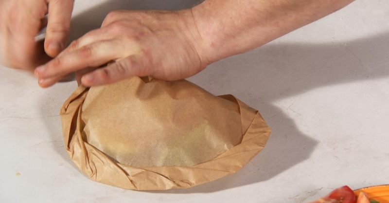 Судак папильот с соусом ромеско