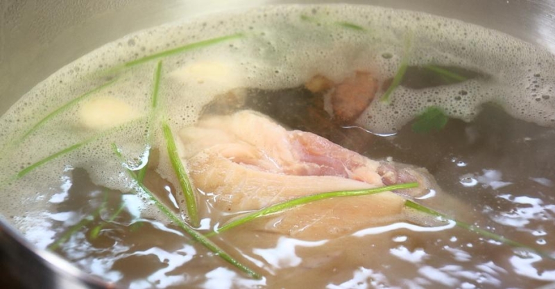 Свиная рулька в глазури с тушёной капустой