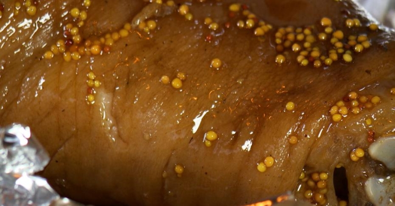 Свиная рулька в глазури с тушёной капустой