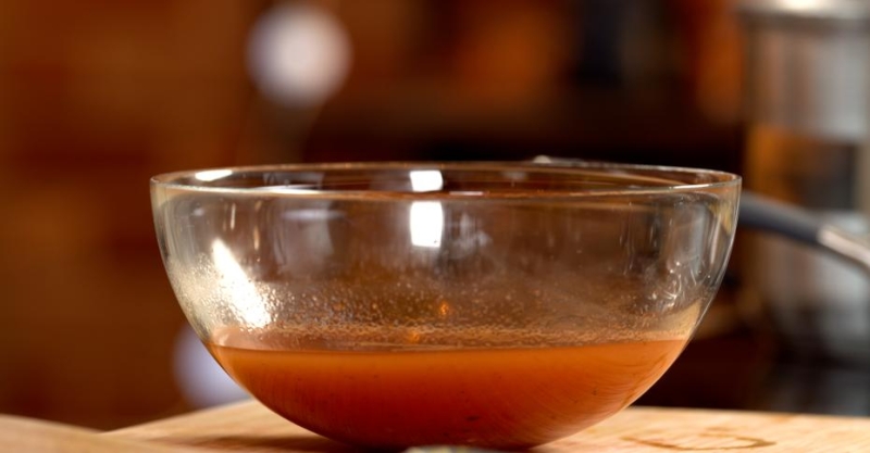 Свиная рулька в глазури с тушёной капустой