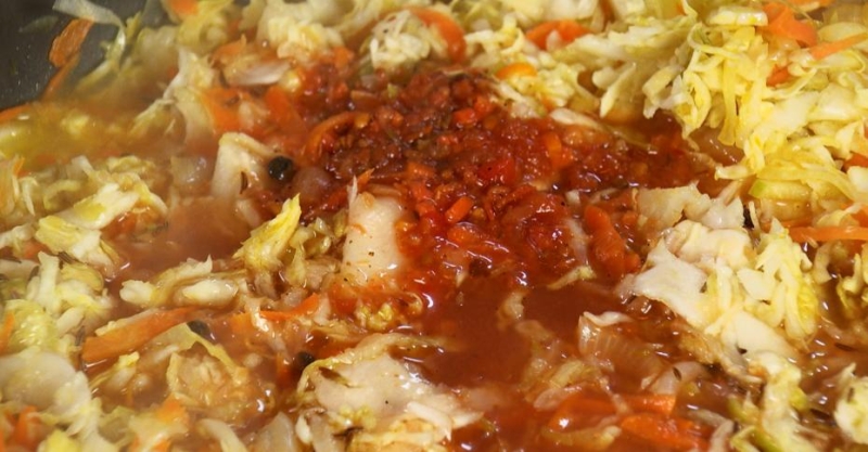 Свиная рулька в глазури с тушёной капустой