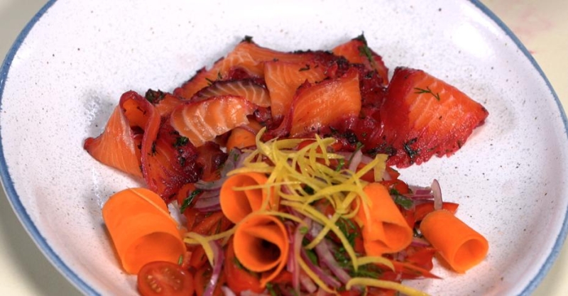 Форель, маринованная со свекольным соком