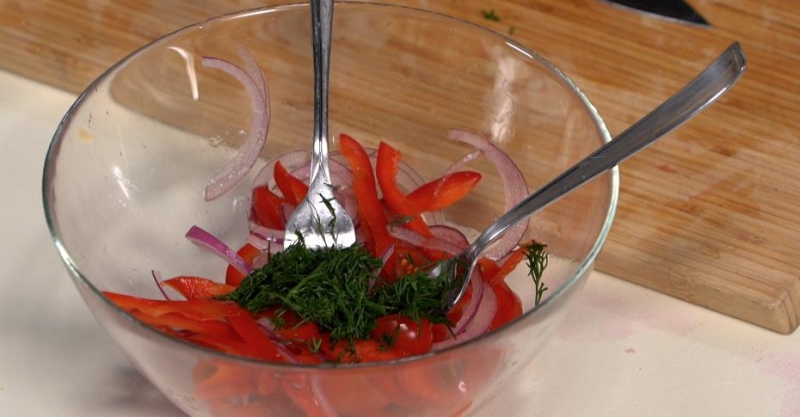 Форель, маринованная со свекольным соком