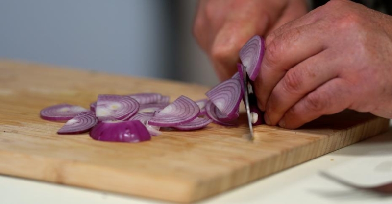 Салат с манго и креветками