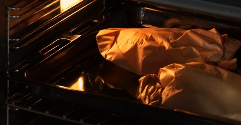 Судак папильот с соусом ромеско