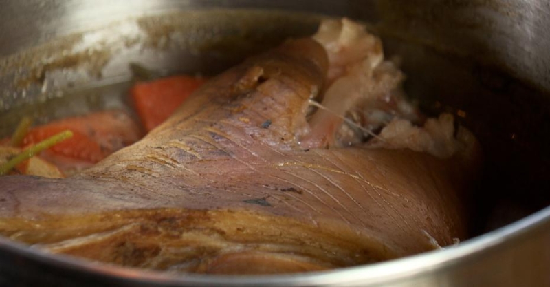 Свиная рулька в глазури с тушёной капустой