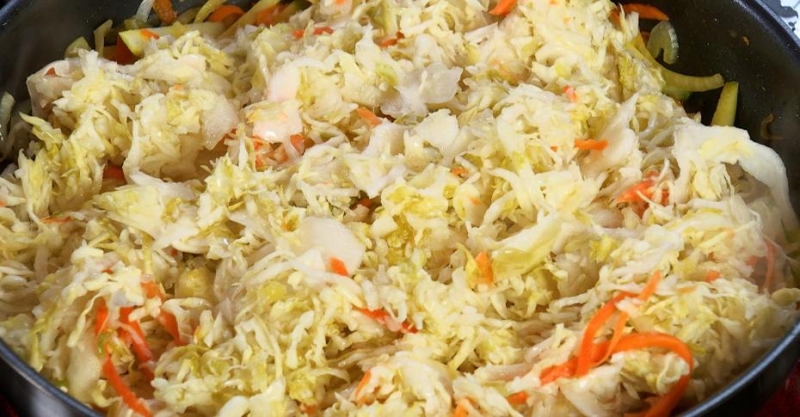 Свиная рулька в глазури с тушёной капустой