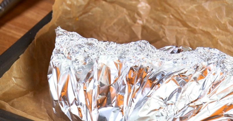 Свиная рулька в глазури с тушёной капустой