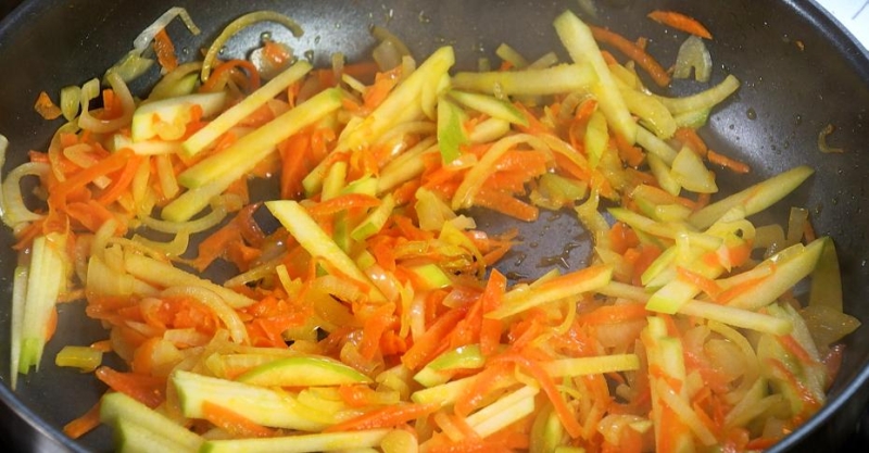 Свиная рулька в глазури с тушёной капустой