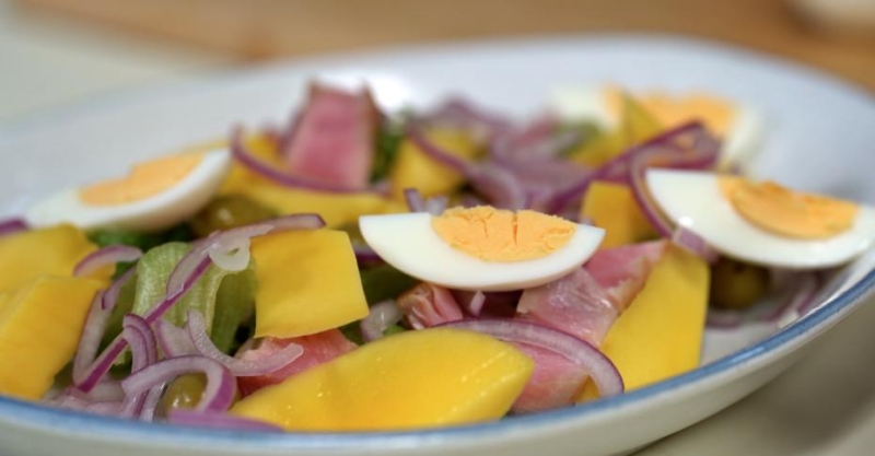 Салат с манго и тунцом