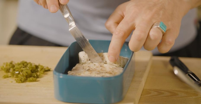 Жареный минтай со шпинатом