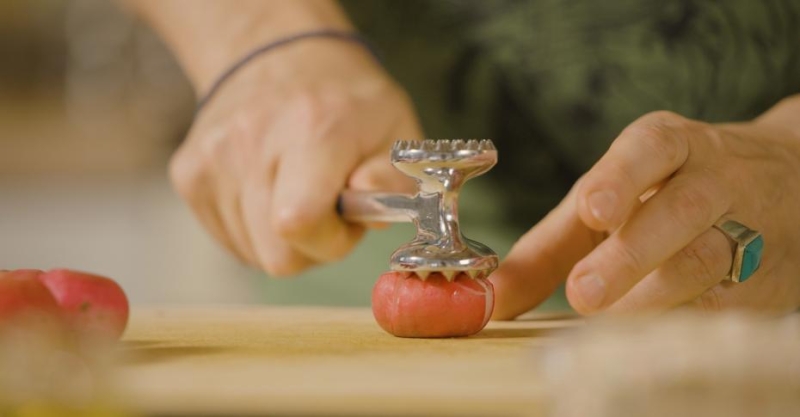 Пряный салат из битого редиса