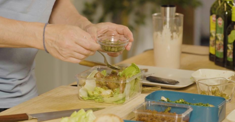 Салат нисуаз с перцем халапеньо