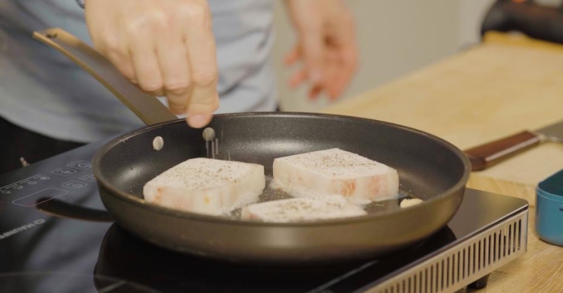 Жареный минтай со шпинатом