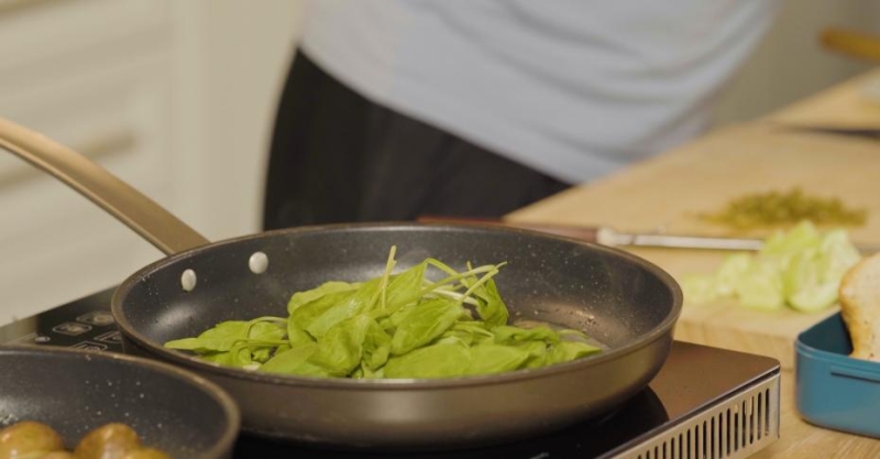 Жареный минтай со шпинатом