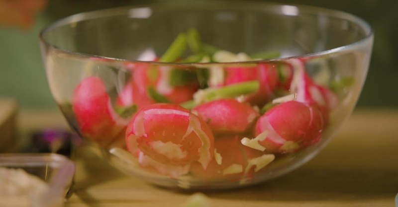 Пряный салат из битого редиса