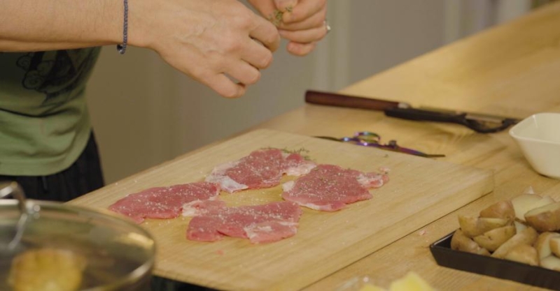 Отбивные с золотистым картофелем