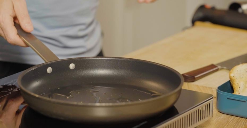 Жареный минтай со шпинатом