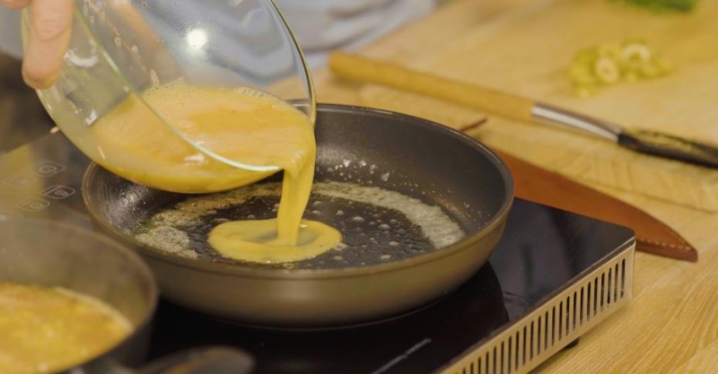 Сытный омлет с колбаской