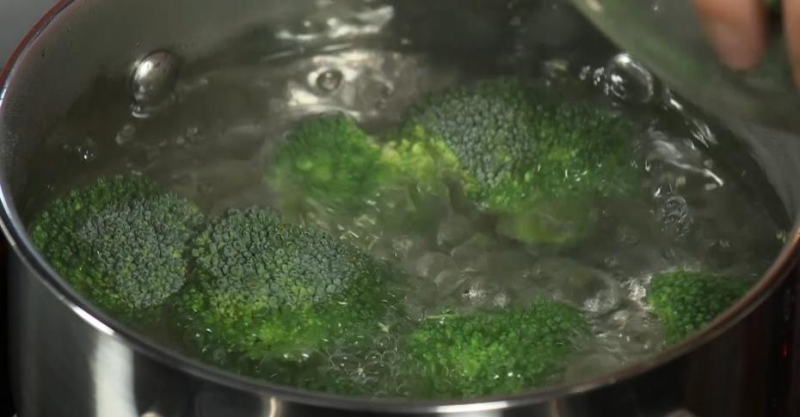 Филе лосося в апельсиновой глазури с гречневой лапшой